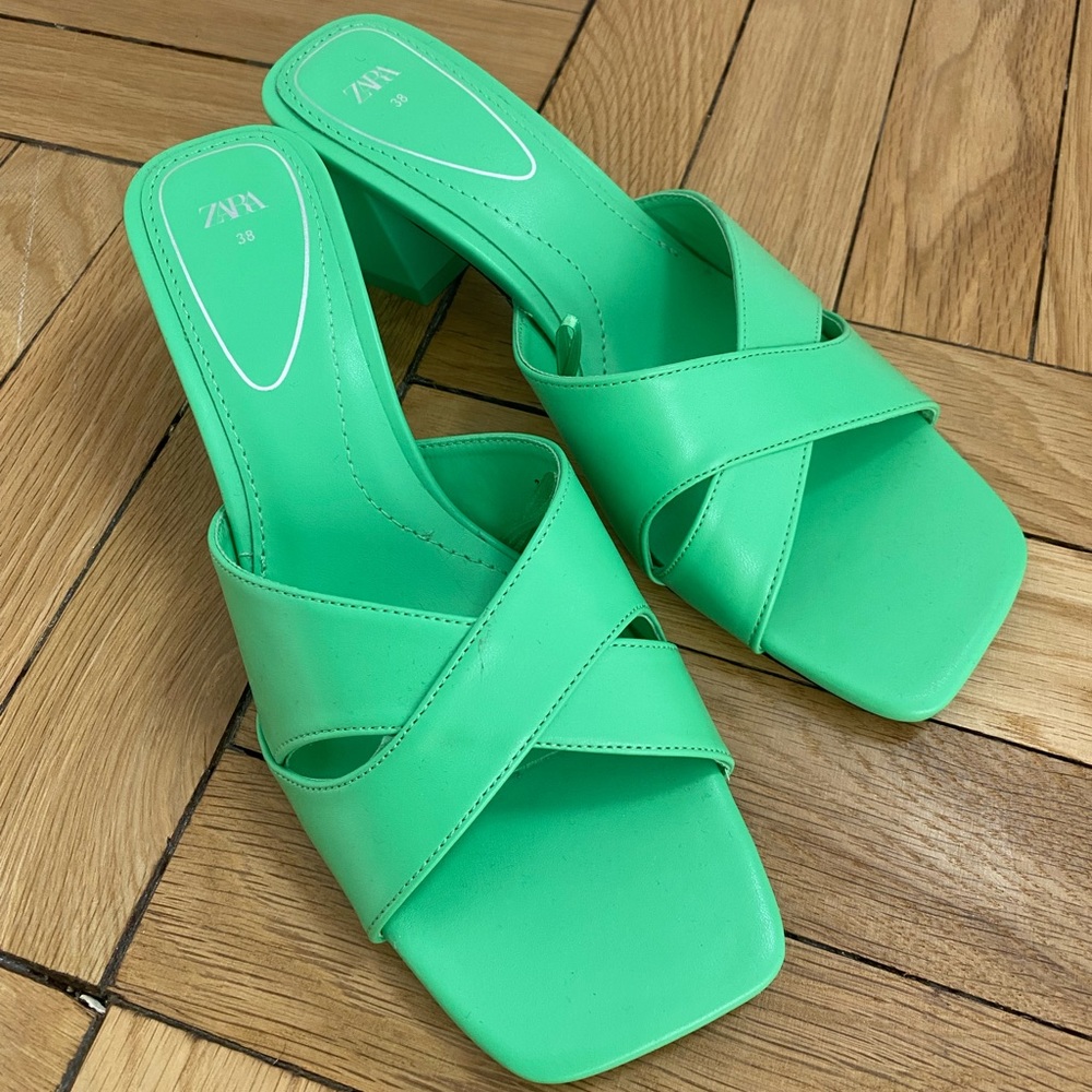 ZARA NWOT GREEN HEELS